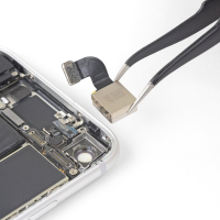 Чищення основної камери iPhone SE 3